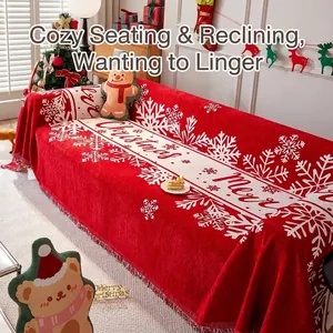 Detalle de la manta festiva roja de Navidad para sofá con patrones de copos de nieve