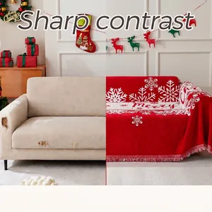 Funda de sofá roja navideña con copos de nieve que muestra el efecto de protección de muebles