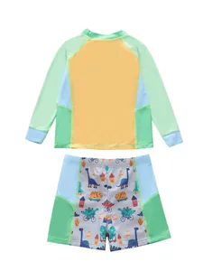 Vista trasera de un conjunto de baño anti-UV para niños con dibujos de dinosaurio