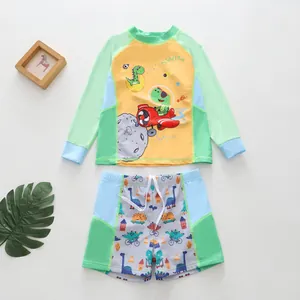 Detalle del conjunto de baño de dos piezas para niño con estampado de dinosaurio