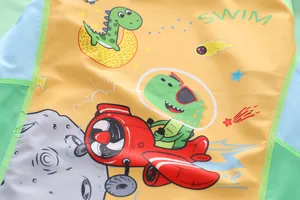 Primer plano de un vibrante estampado de dinosaurio en tela de bañador para niños