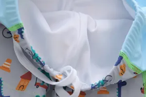 Detalle del forro de malla transpirable y cordón ajustable en bañadores para niños pequeños