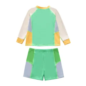 Vista completa conjunto de bañador de dos piezas con protección UV para niños varones