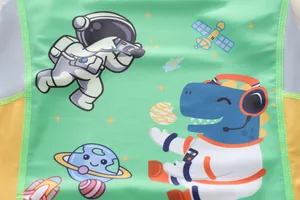 Primer plano detallado del estampado de dinosaurio espacial en bañador para niños