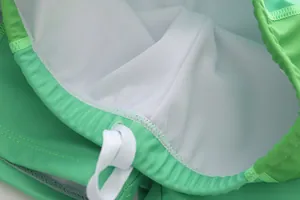 Detalle del forro interior de malla y la cintura elástica de un bañador para niño
