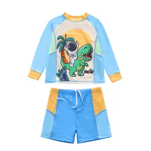 Vista detallada del traje de baño infantil con estampado de dinosaurio y astronauta