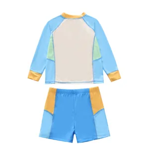 Vista detallada del traje de baño de dos piezas con protección UV para niño en azul y amarillo