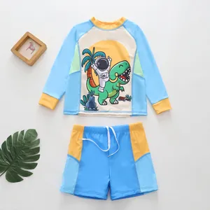 Detalle de bañador de dos piezas de manga larga para niños con estampado de dinosaurio