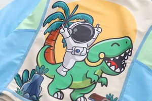Primer plano del estampado de un astronauta montando un dinosaurio en un bañador para niños