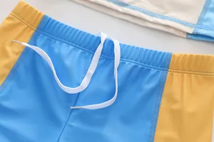 Primer plano de bañador para niño con cintura elástica y detalle de cordón ajustable blanco