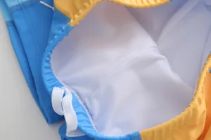 Primer plano del forro de malla suave y transpirable en el bañador para niños