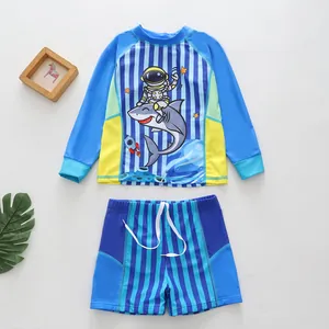 Traje de baño de dos piezas para niños con un estampado de astronauta y tiburón en azul