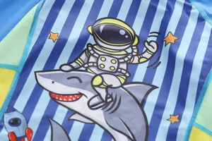 Detalle de traje de baño infantil anti-UV con diseño de astronauta y tiburón