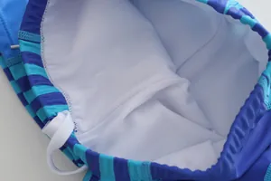 Primer plano detallado del forro de malla blanco transpirable del bañador para niños.