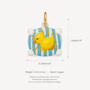 Joli pendentif canard jaune peint à la main sur une breloque d'oreiller à rayures bleues.