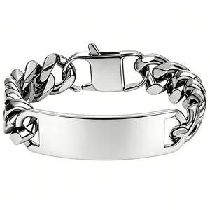 Dettaglio del bracciale ID in acciaio al titanio lucido con maglia cubana da uomo