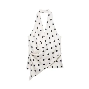 Haut dos nu blanc à pois noirs avec ourlet asymétrique et design portefeuille élégant