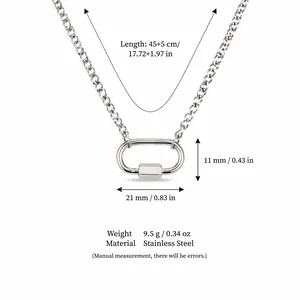 Collier en acier inoxydable argenté avec pendentif mousqueton et mesures précises.