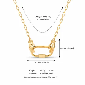 Vue détaillée de la taille et du poids du collier en acier doré avec pendentif main