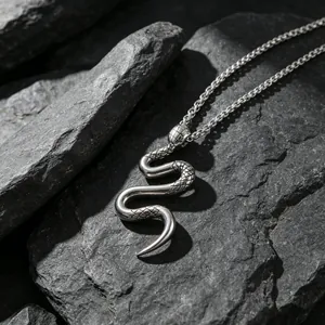 Gothic vintage roestvrijstalen slangenpendant ketting voor heren op rotsachtige achtergrond