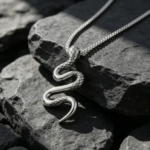 Creatieve roestvrijstalen slang hanger ketting voor heren met realistische details