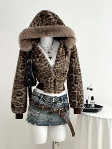 Vue détaillée d'une veste à capuche en fausse fourrure avec un imprimé léopard chic.