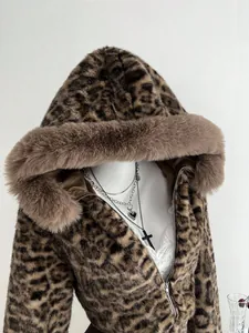 Détail d'une veste à capuche en fausse fourrure léopard avec une bordure en peluche douce