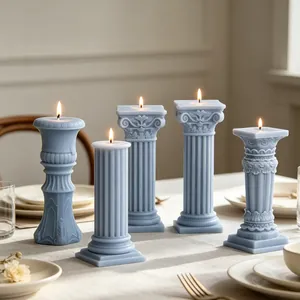 Elegantes velas aromáticas de columna romana azul claro para decoración del hogar