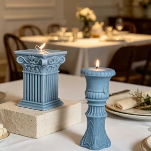 Velas perfumadas de columna romana azul y pedestal clásico en una mesa de comedor elegante
