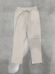 Vista detallada de pantalones informales de lino beige para hombre con cordón ajustable