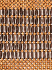 Texture détaillée d'un sac à main en perles de bois tissé main pour les vacances à la plage