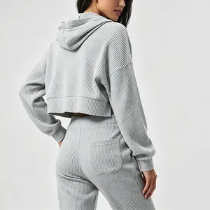 Conjunto deportivo de pana gris para mujer con sudadera corta y pantalón de yoga