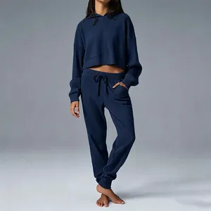 Cómodo conjunto de descanso azul marino de dos piezas con sudadera corta y joggers