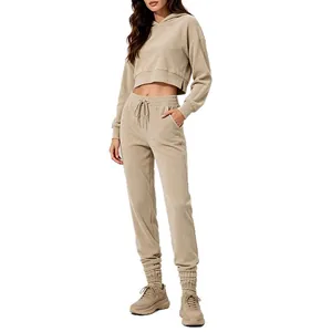 Conjunto deportivo beige de pana con sudadera con capucha corta y jogger largo