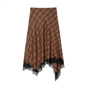 Brauner asymmetrischer Karo-Midirock mit feiner schwarzer Spitzenkante.