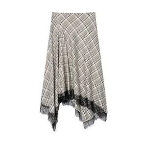 Detailansicht eines asymmetrischen Karorocks aus Chiffon mit schwarzer Spitzenkante.