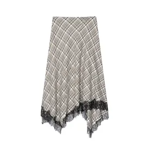 Eleganter karierter Chiffon-Midirock mit unregelmäßigem Saum und feiner schwarzer Spitze