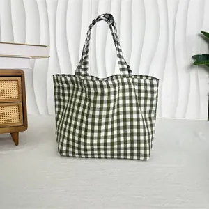 Vue détaillée du grand sac cabas en toile vichy vert dans un décor intérieur élégant