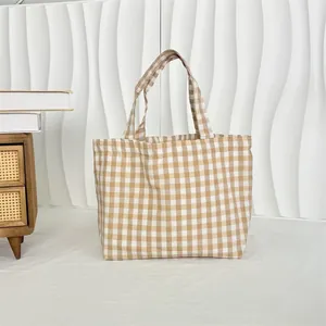 Vue de face du grand sac cabas en toile vichy marron et blanc avec un design minimaliste