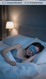 Jeune femme asiatique dormant paisiblement avec un masque de sommeil en soie bleue