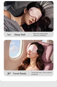 Détail d'un masque de sommeil en satin rose pour la nuit et les voyages en avion.