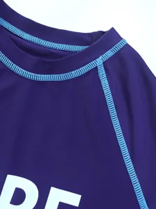 Vue détaillée des coutures contrastées sur un haut de maillot de bain enfant anti-UV