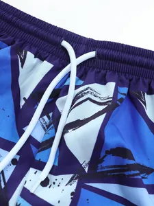 Vue rapprochée du short de bain pour garçon avec taille élastique et cordon blanc