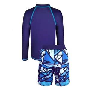 Ensemble de bain deux pièces pour garçons avec haut violet et short de bain bleu.
