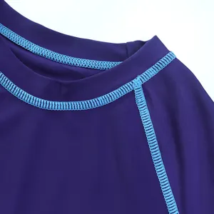 Gros plan d'un rashguard violet pour enfants avec des coutures plates bleues contrastées