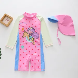 Detail van roze kinderzwempak met lange mouwen en schattige zeemeerminprint met hoed