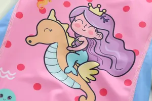 Detailopname van schattig zeemeerminpatroon op roze sneldrogende badmode voor meisjes