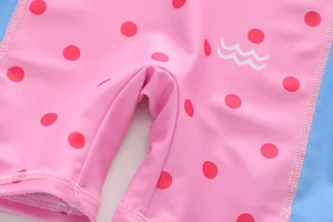 Detailopname van sneldrogend roze polkadot badpak voor meisjes met versterkte stiksels