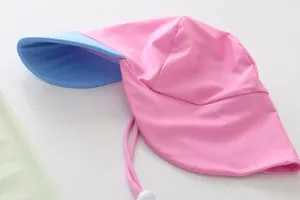 Gedetailleerd overzicht van een roze kinderzonnehoed met nekbescherming en brede rand.