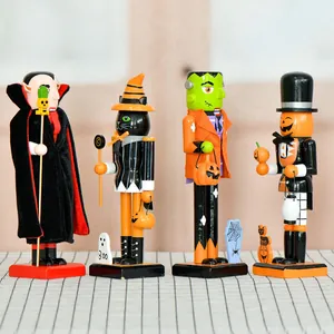 Close-up van vier 25 cm Halloween houten notenkrakers met vampier- en pompoenontwerpen.